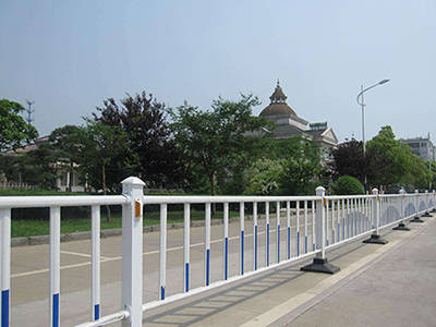 道路隔離護(hù)欄圖片1
